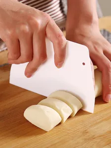 Corne à pâtisserie en plastique blanc pour cuisiner, détail pratique de découpe de pâte.