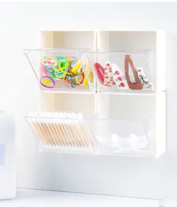 Wandmontierte transparente Aufbewahrungsbox mit Kippschubladen für Kosmetik und Kleinigkeiten.