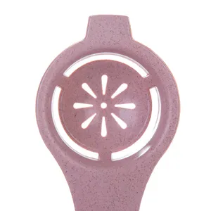 Outil separateur de blanc d'oeuf de cuisine, filtre rose en paille de ble pour cuisson.