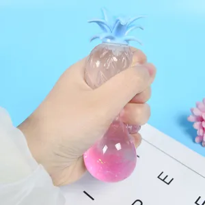 Simpatico antistress a forma di ananas con liquido glitterato, perfetto gioco da scrivania.