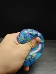 Jouet anti-stress transparent cube de glace pailleté avec coeurs colorés, squishy malléable.