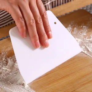 Grattoir a pate en plastique pour gateau patisserie outil de cuisine blanc pratique