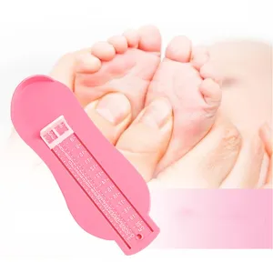Roze baby voetmeter detail, meetlint hulpmiddel voor kinderschoenmaat nauwkeurig.