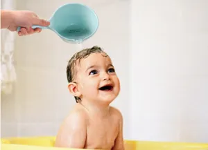 Gobelet de bain pour bébé en plastique avec poignée ergonomique pour laver les cheveux.