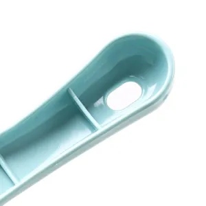 Vue detaillee de la poignee de pelle a eau en plastique, outil de bain durable bleu