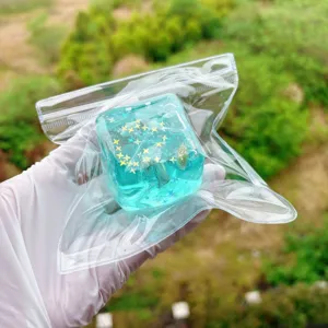 Nahaufnahme Detail des blauen klaren Eiswürfel Quetschspielzeugs mit goldenen Sternen innen