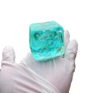 Transparenter blauer Quadrat-Stressabbau-Spielzeug mit Sternen, handgehaltene Detailansicht.