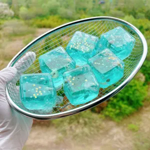Transparenter blauer Eiswuerfel Quetschspielzeug mit Sternen, Antistress Spielzeug Detail.