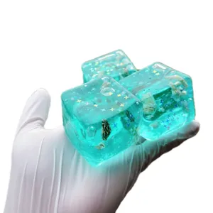 Klarer blauer transparenter Wuerfel Anti-Stress-Spielzeug mit Muschel- und Glitzerpartikeln.