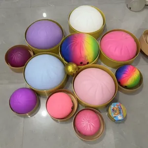 Gran juguete antiestrés de pan simulado con cesta de vapor para relajación y diversión.