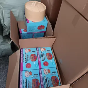 Λεπτομερής όψη γιγάντιου παιχνιδιού squishy ψωμιού σε συσκευασία ατμομάγειρα.