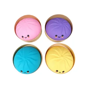 Lindo juguete antiestrés dumpling squishy gigante con caras tiernas en mini cesta de vapor.