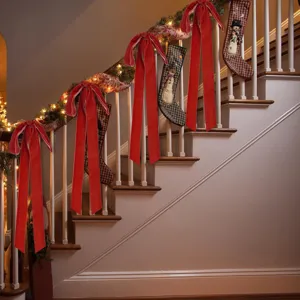 Megala christougenniatika kokkina veloudina filoka kai kaltses girlanda skalas gia ti giorti.