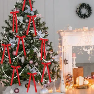 Lazos rojos y cuentas de perlas para decorar arbol de Navidad en fiestas y celebraciones.