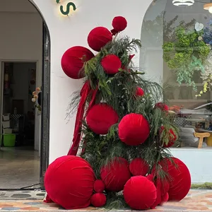 Κόκκινες βελούδινες χριστουγεννιάτικες μπάλες και κλαδιά πεύκου λεπτομέρεια, διακόσμηση.