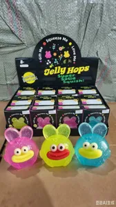 Detailopname van schattige glitter squishy konijntjesspeelgoed met grappige grote monden.