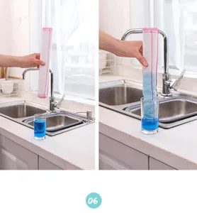 Paño de cocina absorbente engrosado que muestra una fuerte absorción de agua en detalle.
