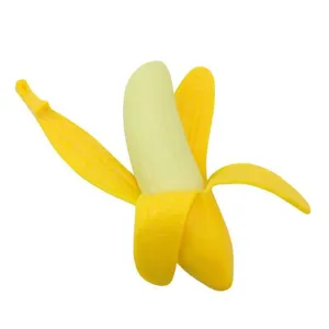 Nahaufnahme des lustigen geschälten Bananen-Quetschspielzeugs, realistische Fruchtdesign.