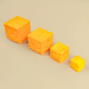 Vista dettagliata di quattro giocattoli antistress a forma di formaggio di varie dimensioni.