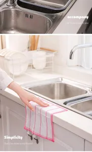 Detalle de paño de cocina, trapo de limpieza absorbente de malla con rayas rosas finas.