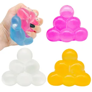 Gros plan détaillé du jouet anti-stress sensoriel pyramidal souple avec un design élastique.