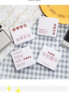 Draagbare dubbelzijdige opvouwbare make-uppocketspegel met schattige Chinese stijl tekstprint.