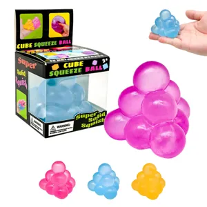 Vue détail de jouet anti-stress cube triangle avec emballage et plusieurs couleurs.