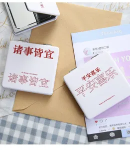 Draagbare dubbelzijdige opvouwbare make-up spiegel met PU-lederen hoes en Chinese tekst.