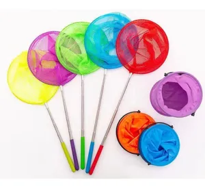 Détails des épuisettes télescopiques colorées et des seaux pliables pour les enfants.