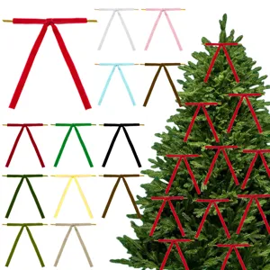 Fiocchi di Natale in velluto ornamenti sospesi decorativi colorati con fascette in filo.