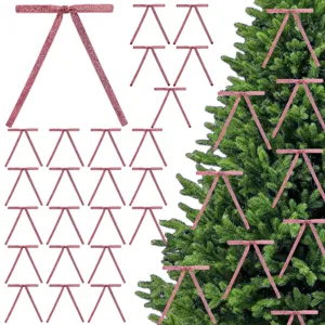 Detailansicht von glitzernden rosa Samt Schleifen für den Weihnachtsbaum, Festdeko.