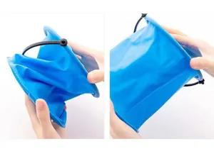 Vue détaillée du seau pliant bleu montrant sa conception pliable et flexible pour l'extérieur.