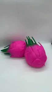 Dettaglio giocattolo antistress frutto del drago rosa, simpatico giocattolo morbido per casa.