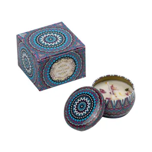 Bougie parfumée en boîte métallique avec motif mandala complexe et coffret cadeau assorti.