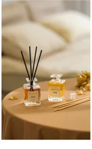 Duftstäbchen Set mit Glasflaschen und schwarzen Aromastäben für Zuhause und Hotel.