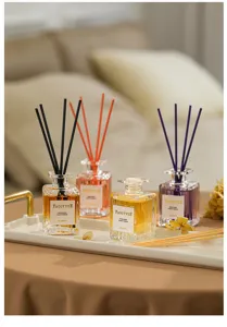 Elegantes Glas-Duftstäbchen-Set mit Aromastäbchen für die stilvolle Raumdekoration zu Hause.