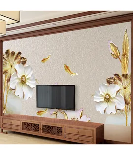 Wandbild im chinesischen Stil mit weißen Lotosblumen und Goldfischen im Wohnzimmerambiente.
