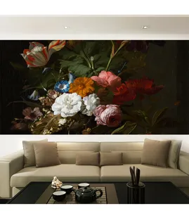 Vue détaillée d'un papier peint floral rétro derrière un canapé dans un salon moderne