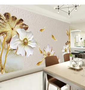 Detailansicht eines 3D-Wandbildes mit goldenem Lotus und Kois im Esszimmer