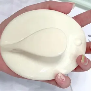 Brosse de massage du cuir chevelu ergonomique pour le lavage, prise confortable blanche.
