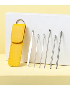 Gedetailleerd overzicht RVS oorreiniger set, gele lederen etui voor persoonlijke verzorging.