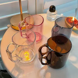 Set di tazze d'acqua in vetro trasparente con manico curvo, vista di dettaglio per bagno o scrivania.