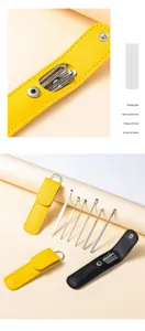 Detail van roestvrijstalen oorreiniger set met zes gereedschappen in draagbare etui.