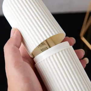 Bicchiere da viaggio per spazzolino in plastica bianca scanalata scatola lavaggio dettaglio