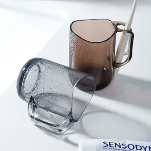 Bicchiere per collutorio trasparente di coppia con manico curvo per il bagno moderno ed elegante