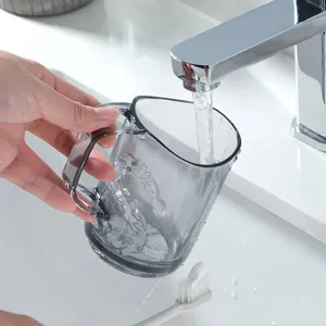 Bicchiere sciacquabocca grigio trasparente con manico, tazza acqua da bagno moderna.