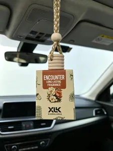 Λεπτομέρεια κρεμαστού αποσμητικού αυτοκινήτου με λουλουδάτη ετικέτα και σκοινί.