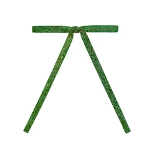 Grüne Glitzer Samt Weihnachtsschleife zum Aufhängen als Baumschmuck und Festtagsdeko Detail.