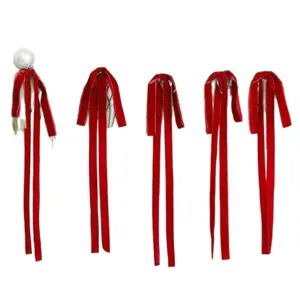 Grosse rote Samt Weihnachtsschleifen mit langen Bändern für Baum und Feiertagsdekoration.