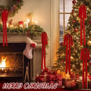 Große rote Samtschleifen hängen stimmungsvoll am geschmückten Weihnachtsbaum und Kamin.